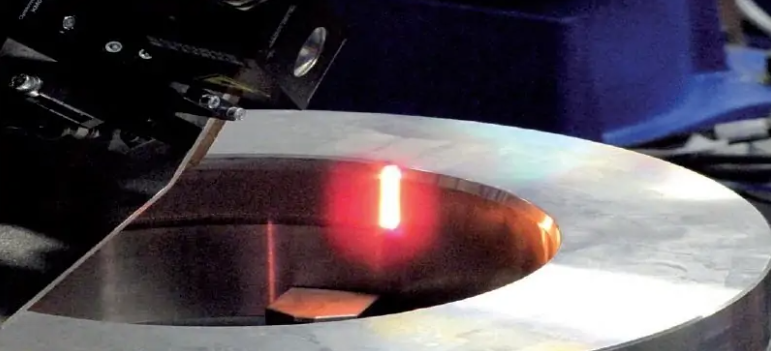 станок для лазерной закалки обрабатывает металлическую деталь