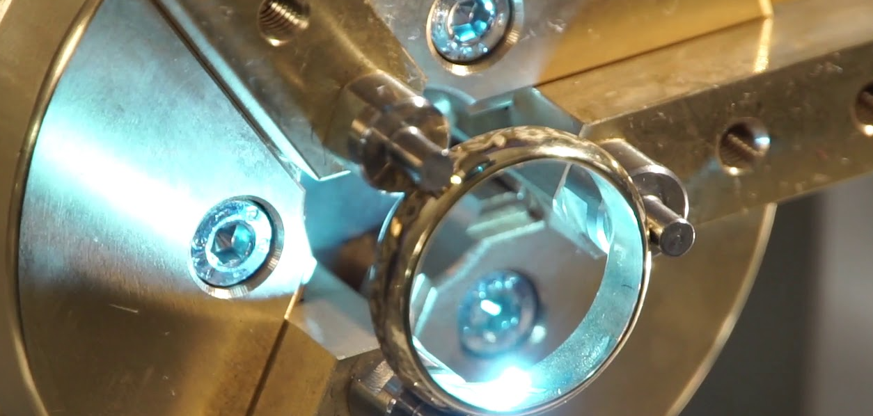 Процесс лазерной гравировки кольца 